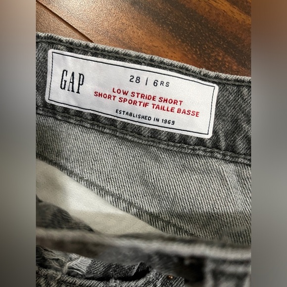 Women’s Gap low stride denim shorts - size 28 - Picture 2 of 5